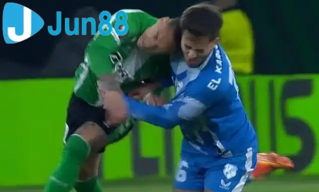 Antony húc đầu vào đối thủ trong chiến thắng của Real Betis trước Utrecht Antony húc đầu vào đối thủ trong chiến thắng của Real Betis trước Utrecht